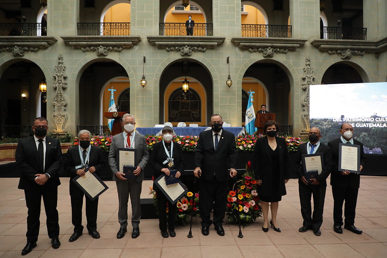 Presidente Giammattei entregó galardón a guatemaltecos