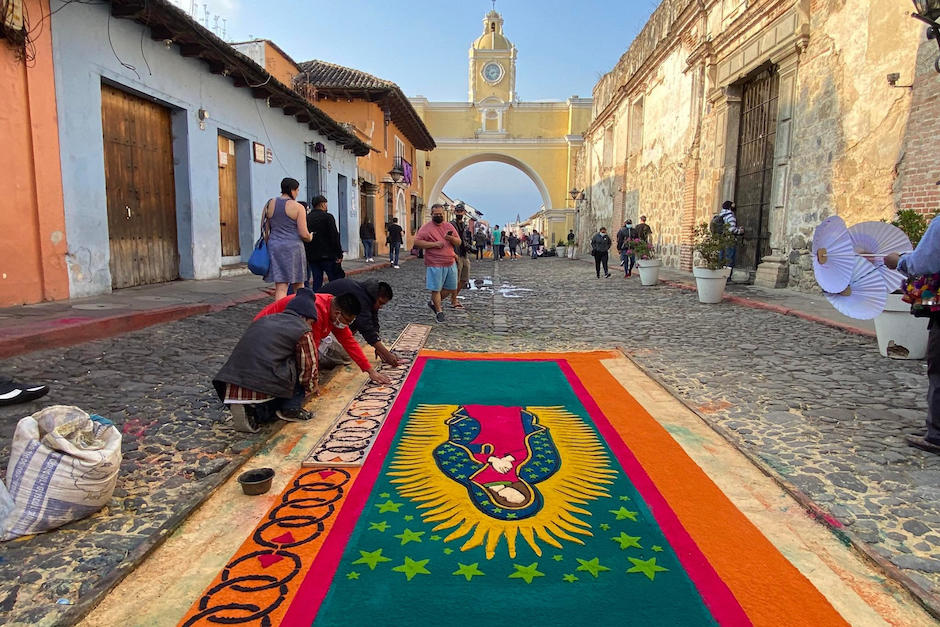 La impresionante alfombra de la Virgen en la Calle del Arco en Antigua Guatemala