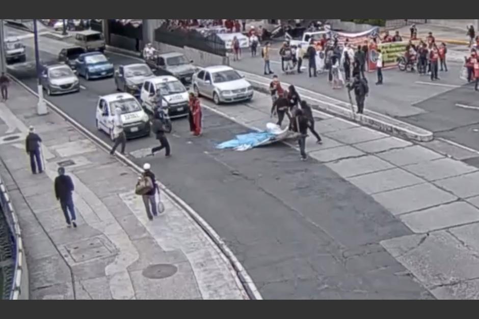 Queman bandera durante marcha del 20 de octubre