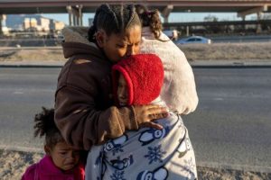 “La gente está desesperada”: la ciudad de la frontera de EE.UU. “desbordada” de migrantes (y lo que se espera cuando se aprueben las nuevas medidas para entrar al país)