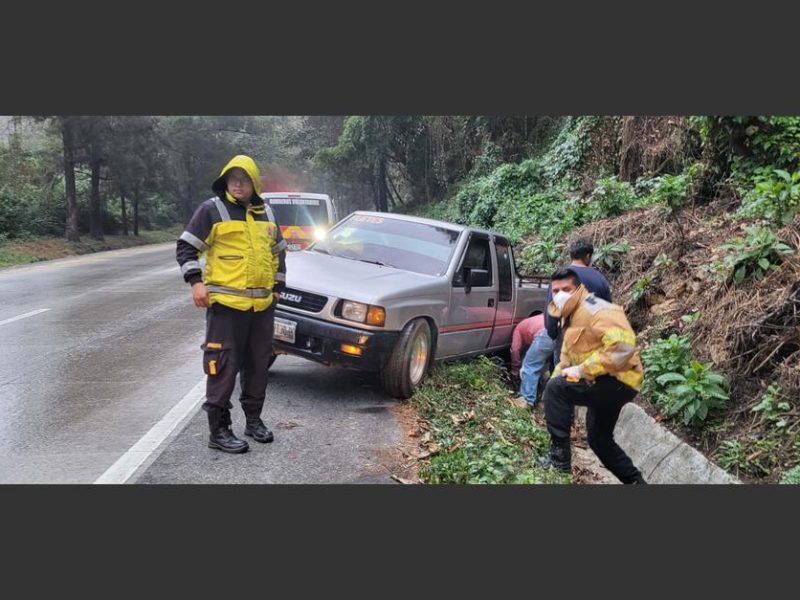 ¡Accidentes por lluvia! Varios carros han derrapado en la Cuesta de las Cañas
